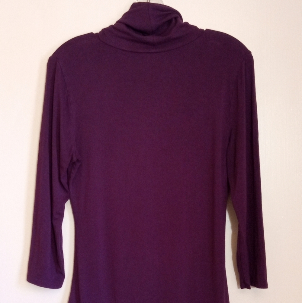 NY&CO eggplant cowl neck pleated stretch top with keyhole and ruched sides - Picture 7 of 7